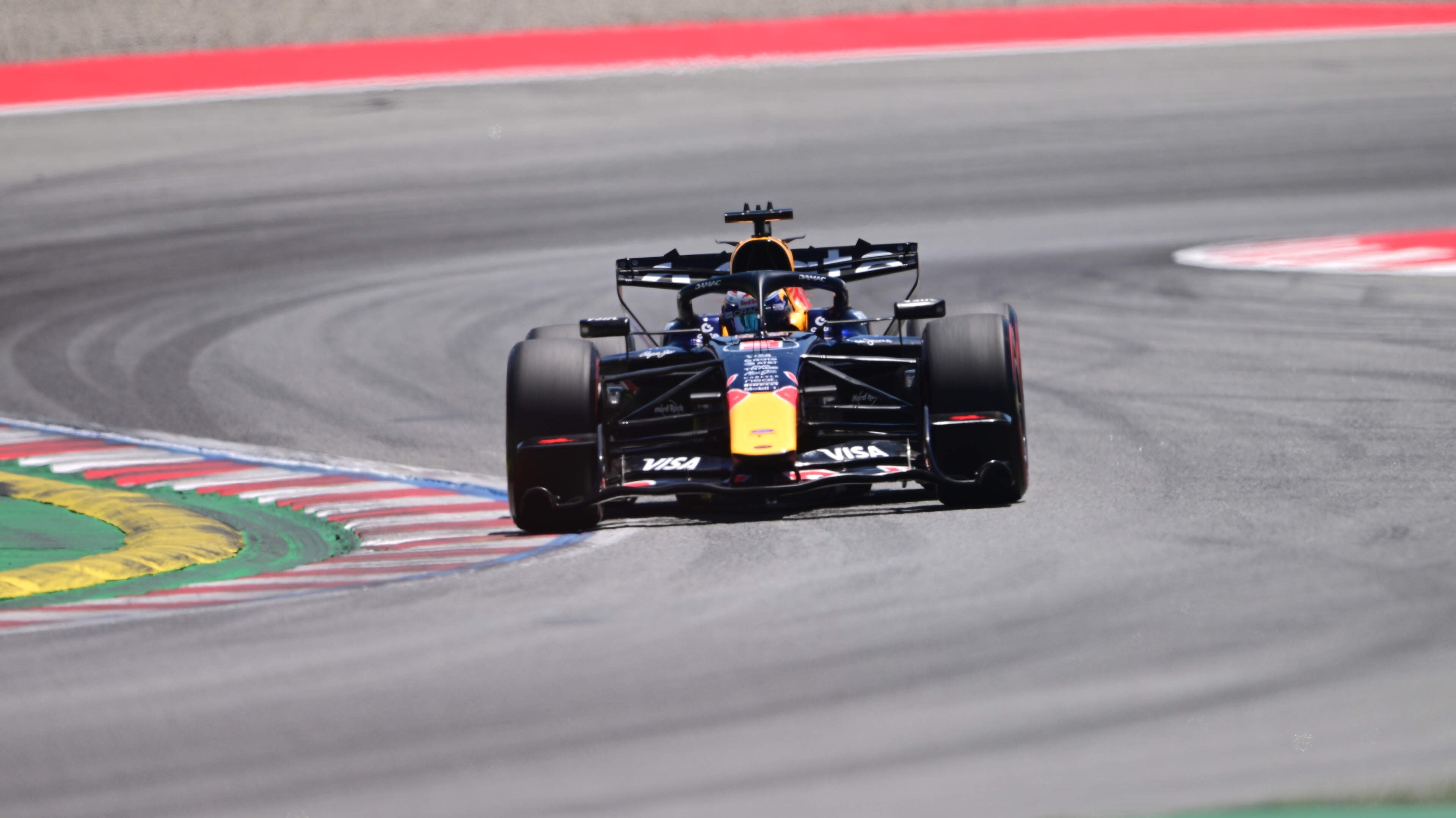 Max Verstappen start race in Barcelona vanaf derde rij, George Russell pakt pole position