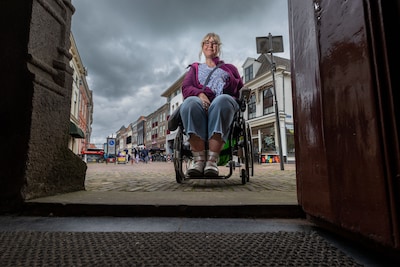 ‘We zien hier nooit iemand in een rolstoel’ — Yvonne (54) weet precies waarom