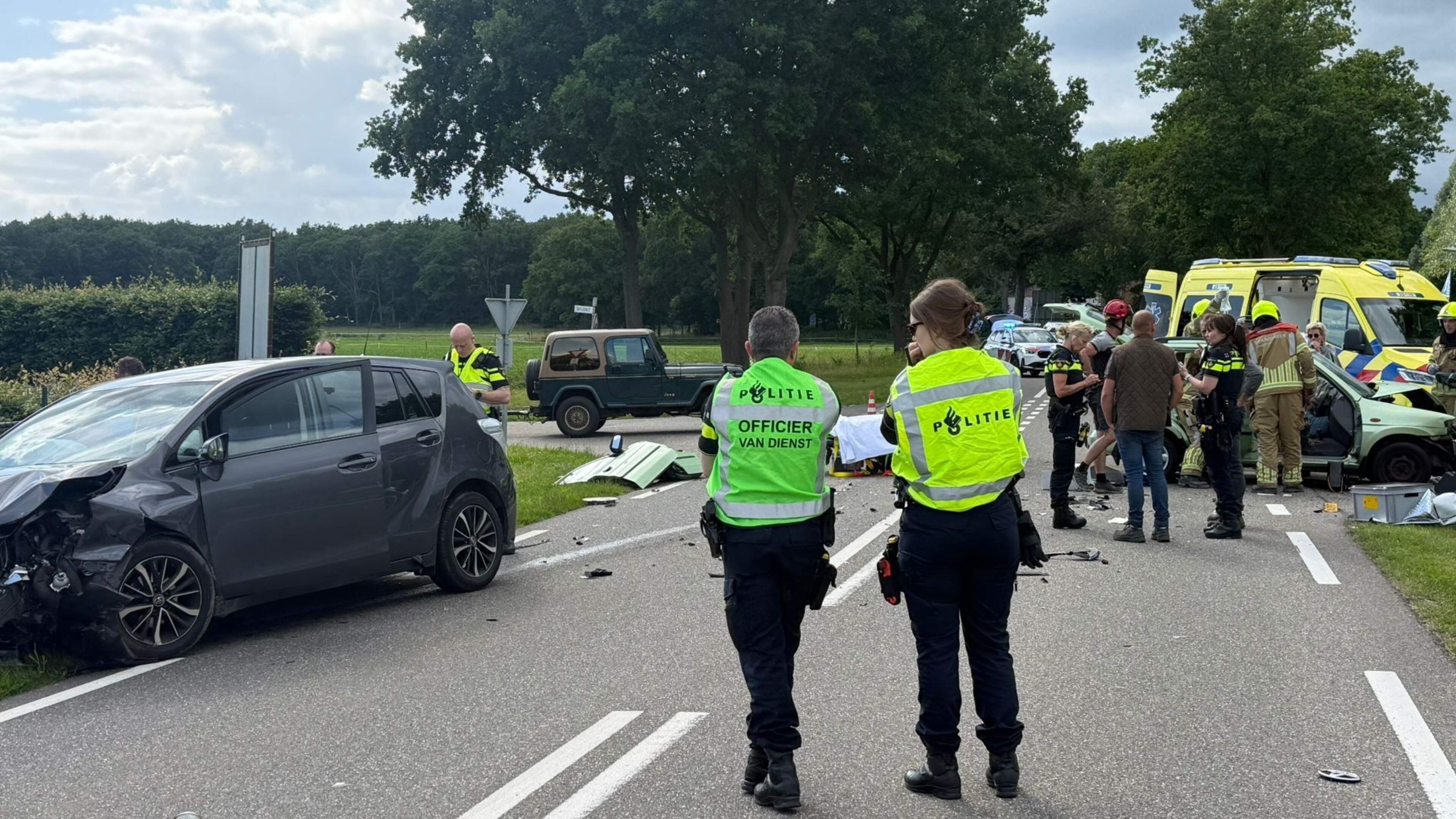 Twee auto’s botsen in Kessel, persoon raakt bekneld en moet gewond worden afgevoerd