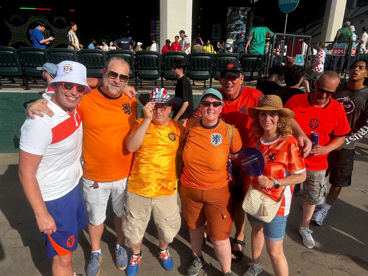 Extreem goed voorbereid en een tikje bezorgd over Trumps Amerika: Nederlanders in Dallas komen in de stemming voor het WK. ‘Ik heb heel mijn telefoon schoongeveegd’