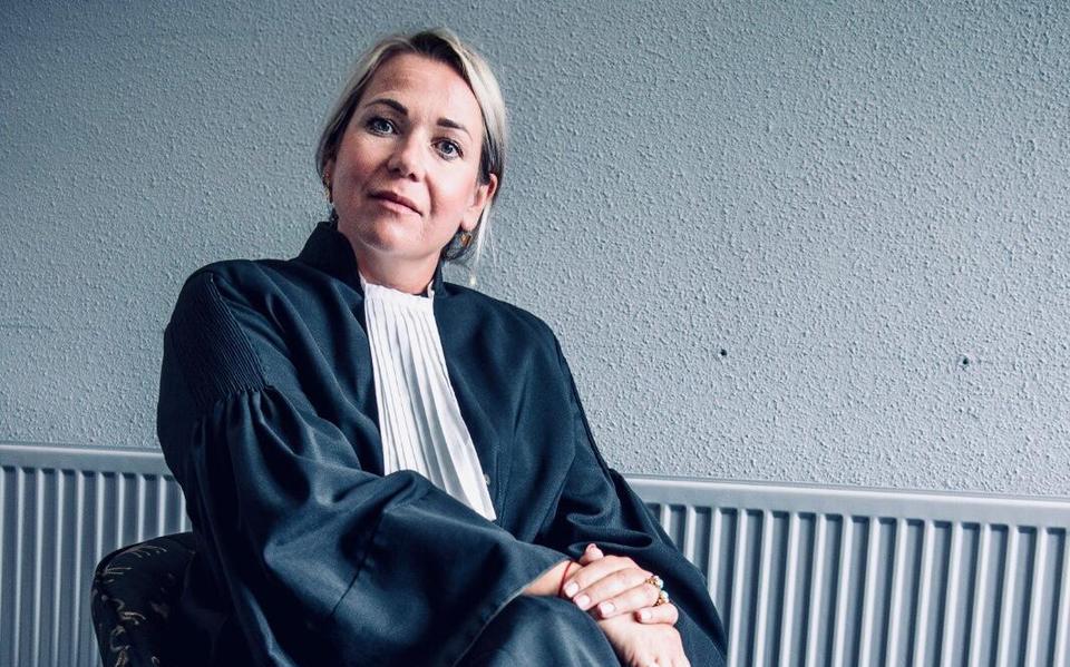 Thijs Römer maakt theatershow over zedenzaak zonder zijn slachtoffers te informeren. Verbazing bij advocaat die minderjarige meisjes bijstaat
