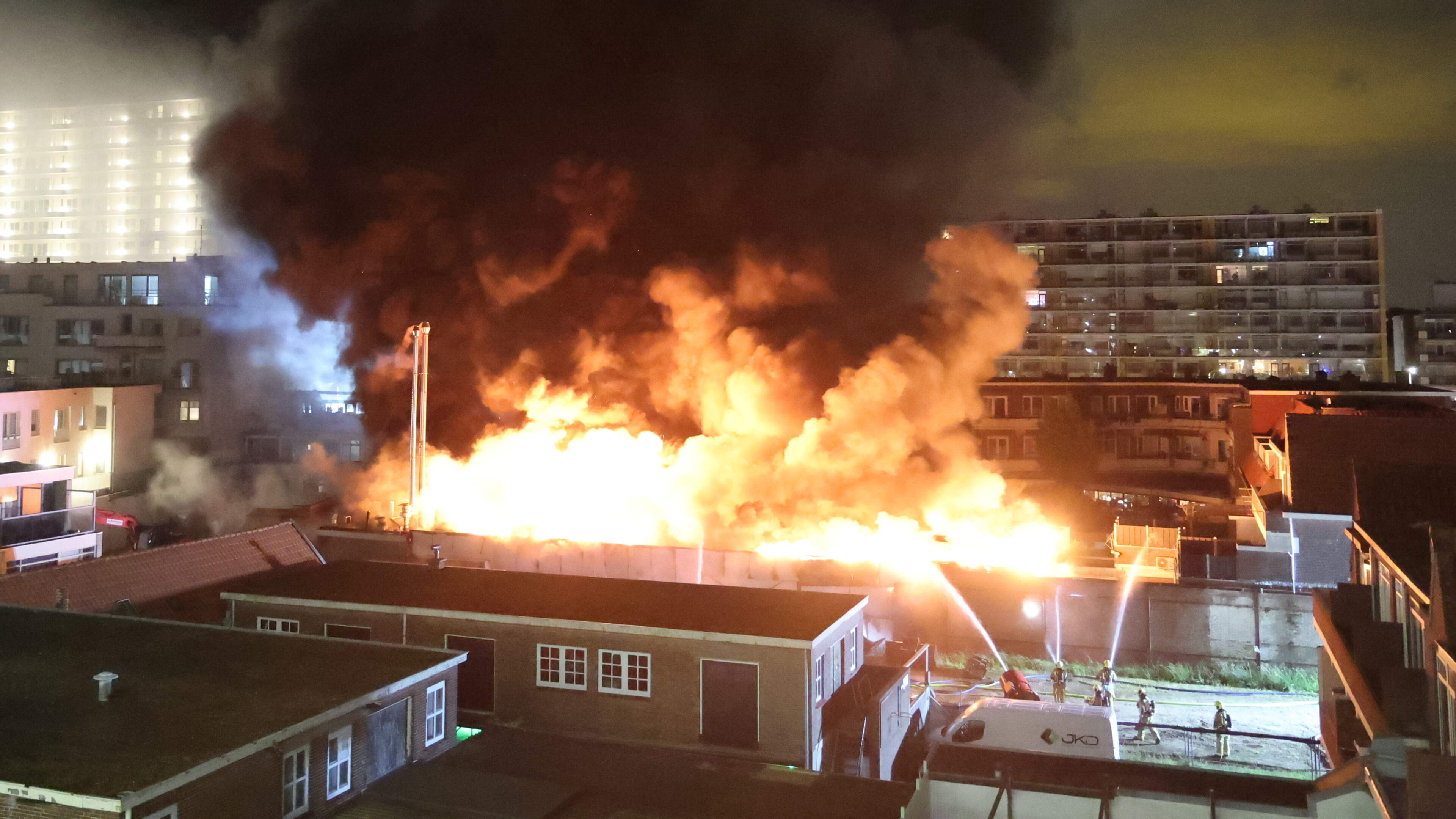 Grote brand bij visrokerij Scheveningen, woningen ontruimd