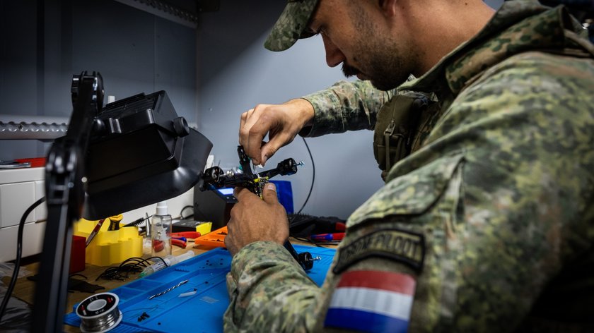 Leger oefent voor slagveld waar drones de dienst uitmaken. ‘Dit is een zieke manier van oorlog voeren’