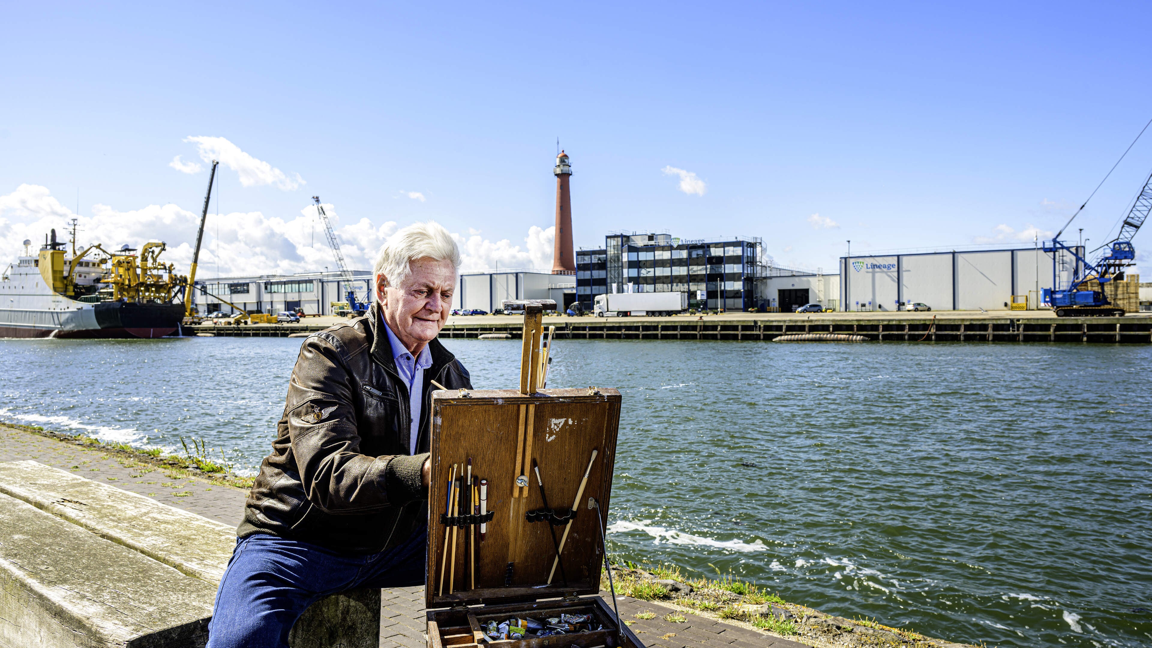 Chris (80) schildert het liefst de maritieme wereld, en drinkt graag een bakkie in de haven. ’Vroeger zag ik die mannen zitten op dat bankje. Nu zit ik daar’