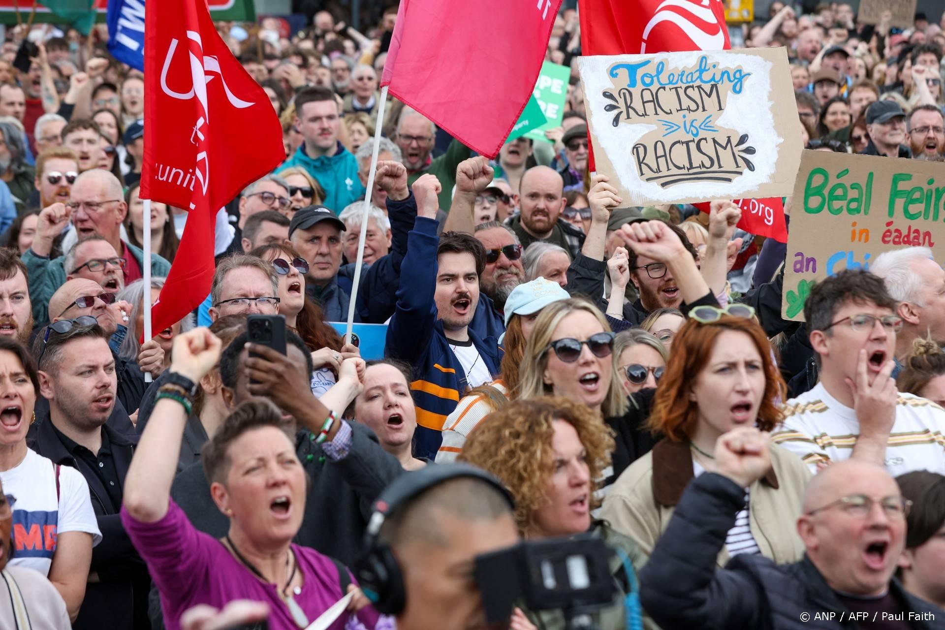 Duizenden demonstreren tegen racisme in Belfast na rellen