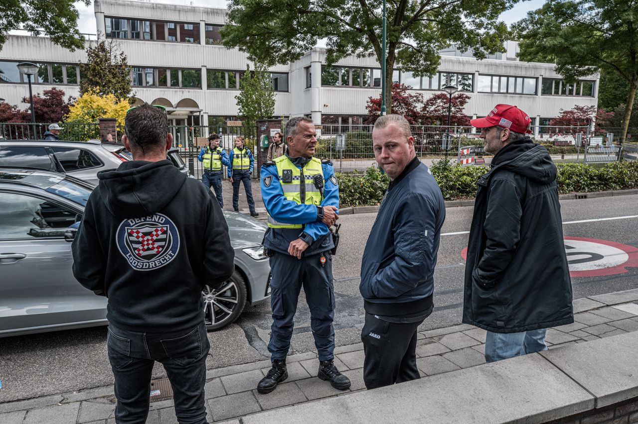 Nagestaard, gefotografeerd en gewantrouwd: het leven van asielzoekers in Loosdrecht