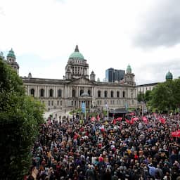 Duizenden mensen bij antiracismeprotest in Belfast: 'Onze stad terugveroverd'