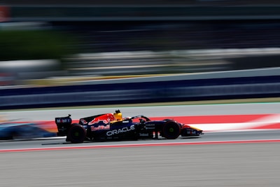 LIVE Formule 1 | Max Verstappen kan voorlopig geen vuist maken in snikhete kwalificatie, Lewis Hamilton verrast