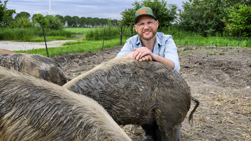 Bij varkensbedrijf Oerwroeters verdient een varken zelf zijn brood