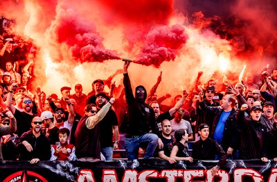 FC Twente-steward handelde in illegale fakkels en mag nu geen stage lopen bij beveiligingsbedrijf