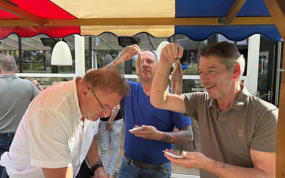 Haringparty in Winschoten nieuw leven ingeblazen. ‘Ik heb er op één dag al twaalf gehad’