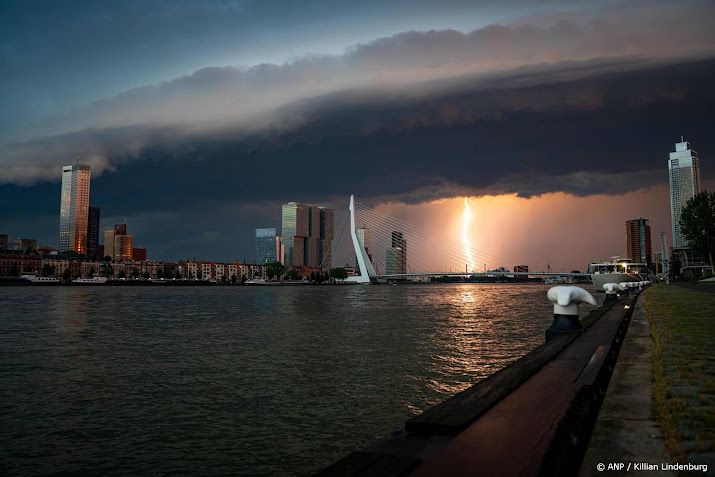 Onweersbuien trekken over het land, code oranje ook in Utrecht