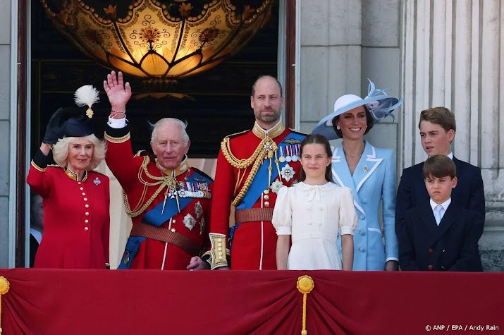 Britse koninklijke familie verschijnt op balkon Buckingham Palace