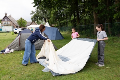 Even de straat oversteken en je bent op vakantie: Deurnese moeder slaapt met zoon op camping pal tegenover haar huis