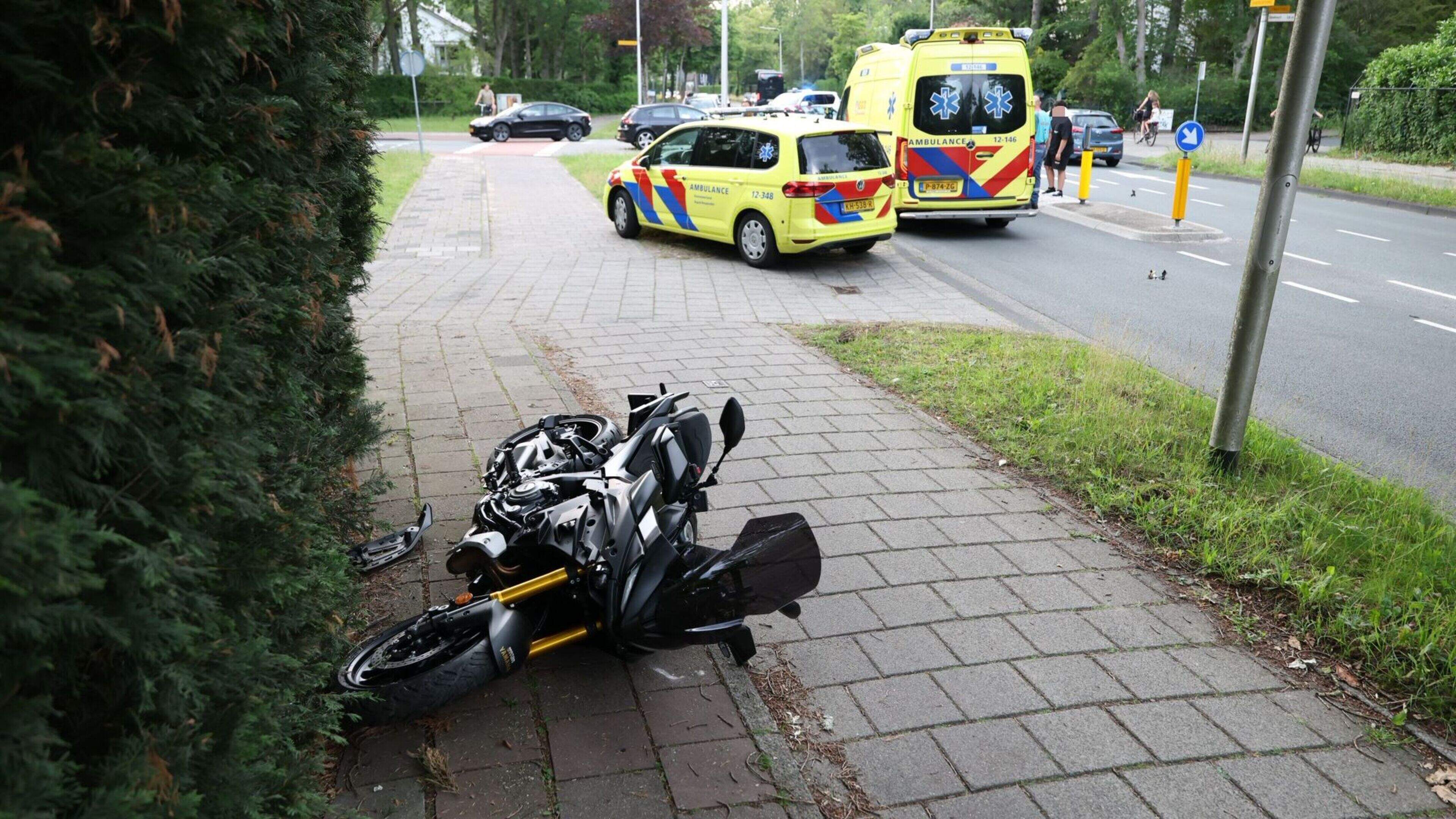 Opzittende motor gewond bij botsing met auto op kruising in Aerdenhout