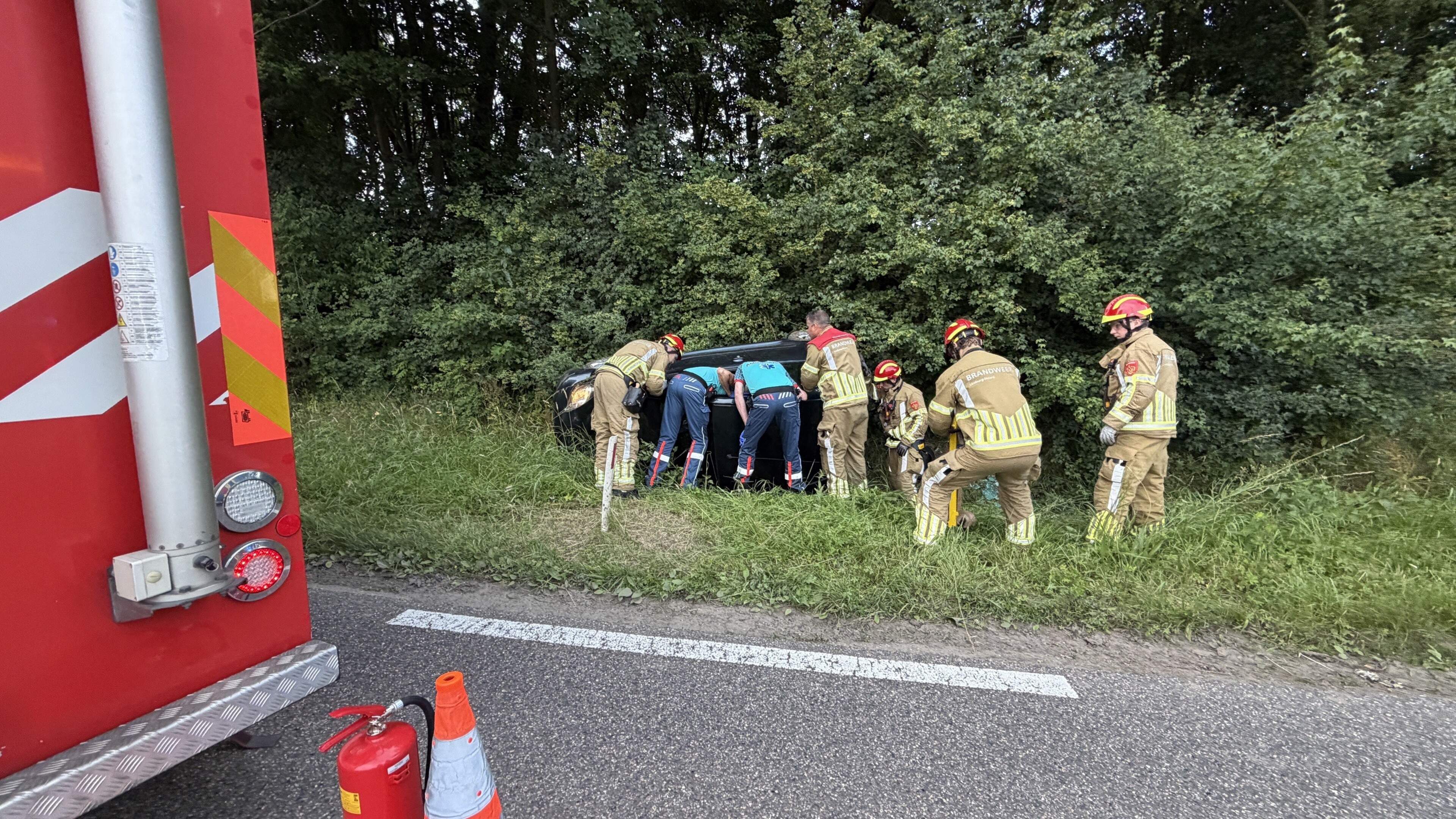 Auto belandt in greppel bij Haelen, traumahelikopter ingezet