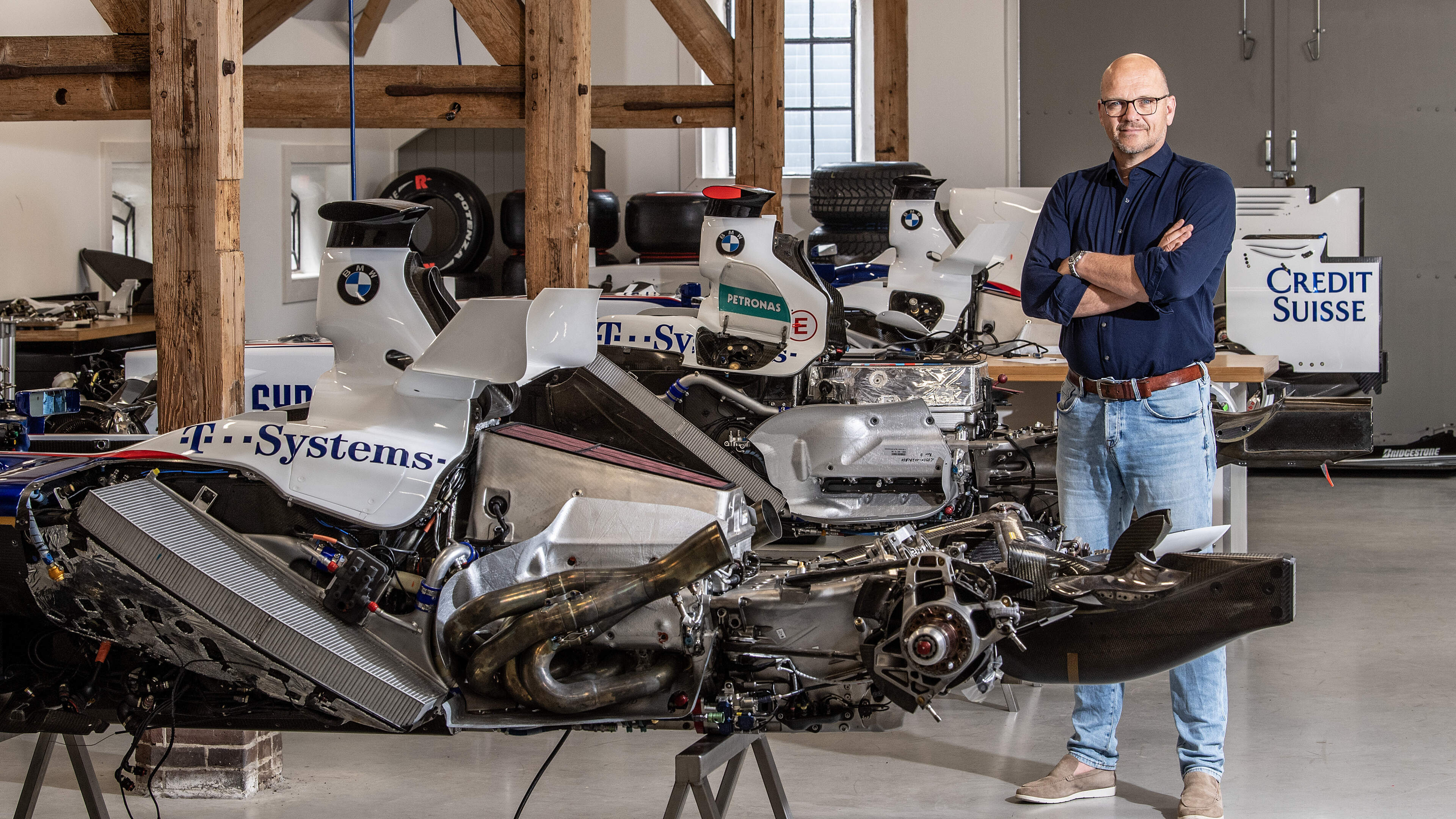Ernest Knoors uit Grevenbicht werkte met Schumacher bij Ferrari, nu wekt hij klassieke Formule 1-bolides tot leven in boerenschuur: ‘Ze zijn net kunst’