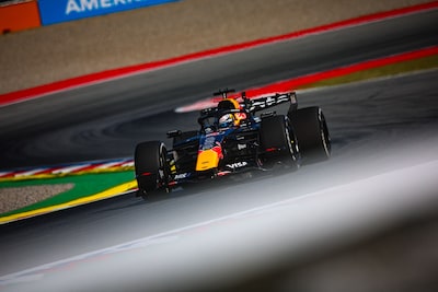 Hoofdschuddende Max Verstappen komt ook in laatste training tekort, George Russell grijpt favorietenrol