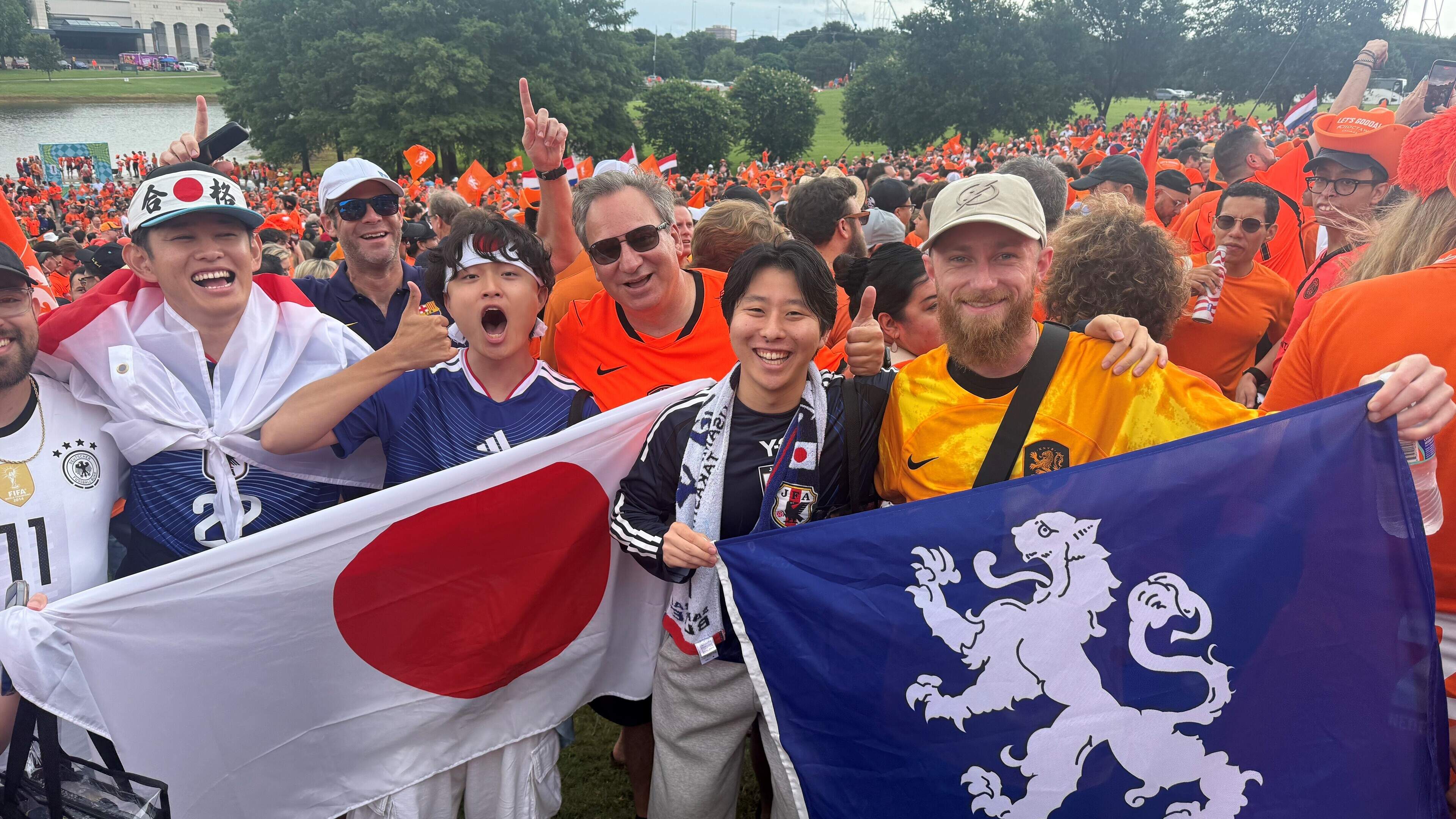 Fred zit met de Heemskerkse vlag bij Oranje op de tribune in de VS: ’In het stadion keken ze of het niet stond voor een radicale, politieke uiting’