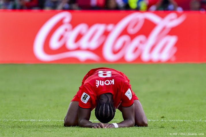 Canadees Koné per brancard van het veld in WK-duel met Qatar