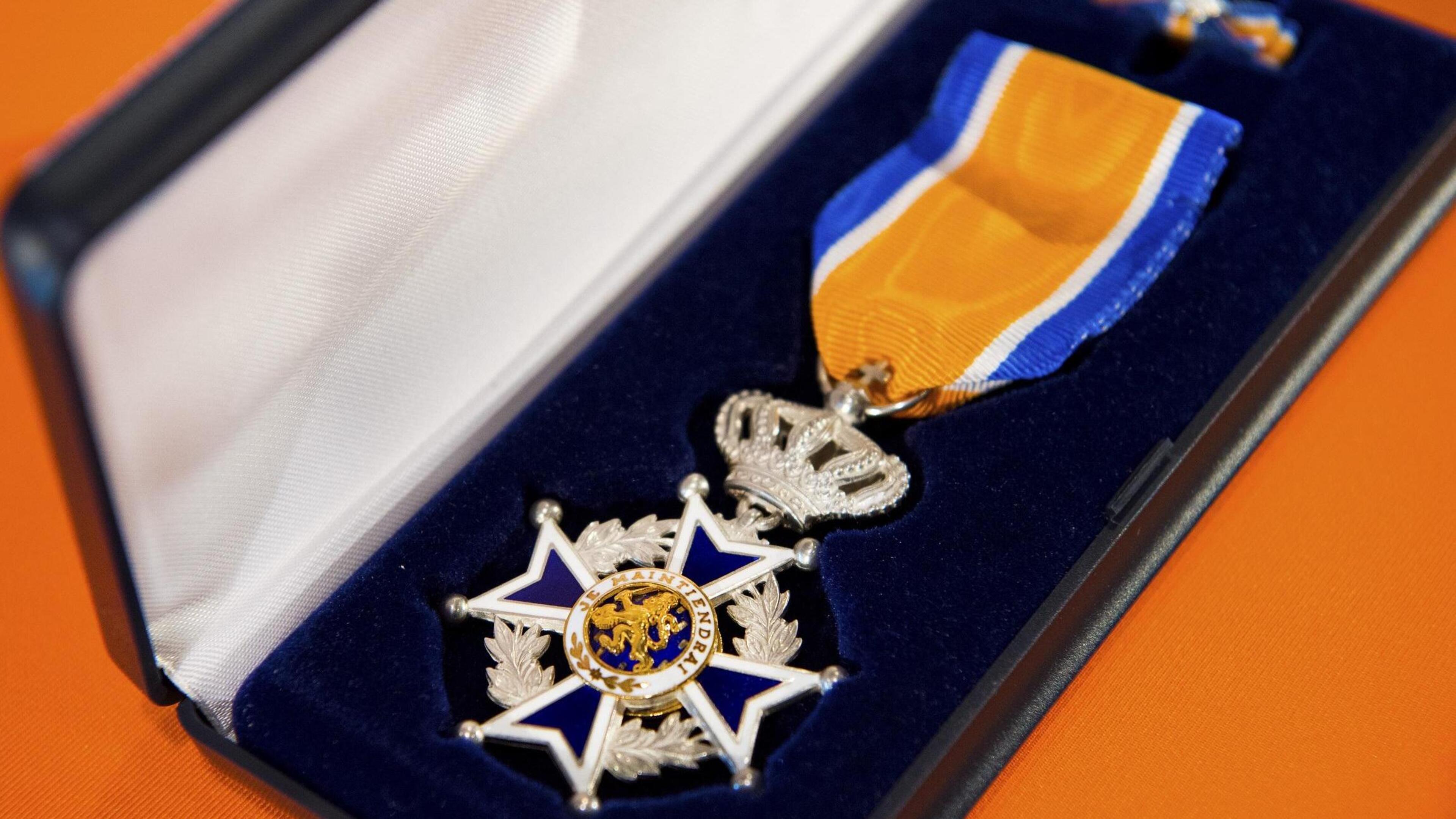 Lintjes voor vrijwilligers en keizerspaar Schutterij St. Antonius Slek