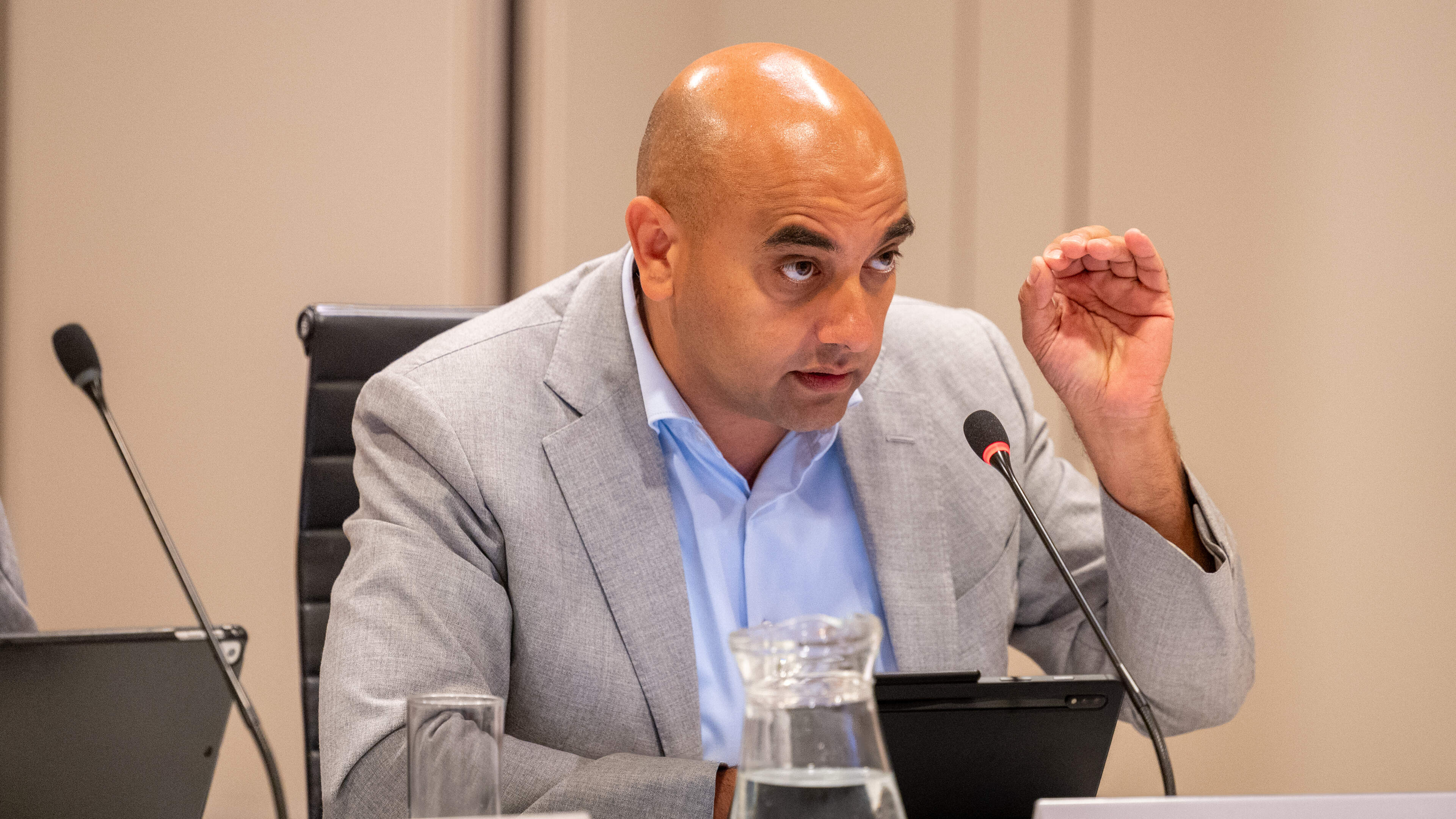 Amsterdamse baantjescarousel ontspoort: felle kritiek op Progressief Nederland