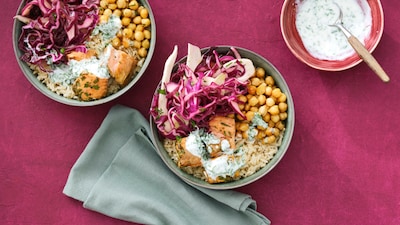 Wat Eten We Vandaag: Rijstbowl met zalm, kikkererwten en rodekool