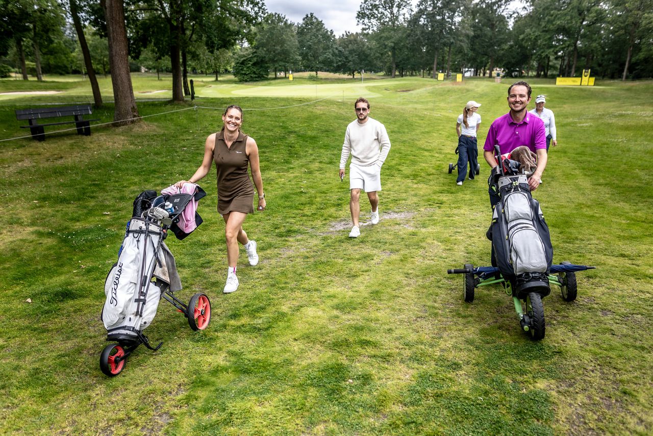 Biertjes wegtikken en veel slagen cadeau – hoe amateurgolfers het tegen profs opnemen