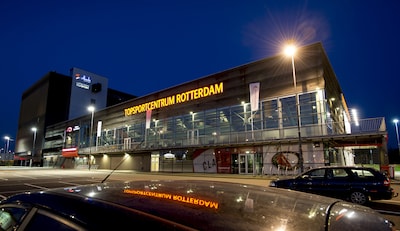 Zaalvoetbaltoernooi van Feyenoord loopt totaal uit de hand: slachtoffer knock-out geslagen, ander breekt kaak