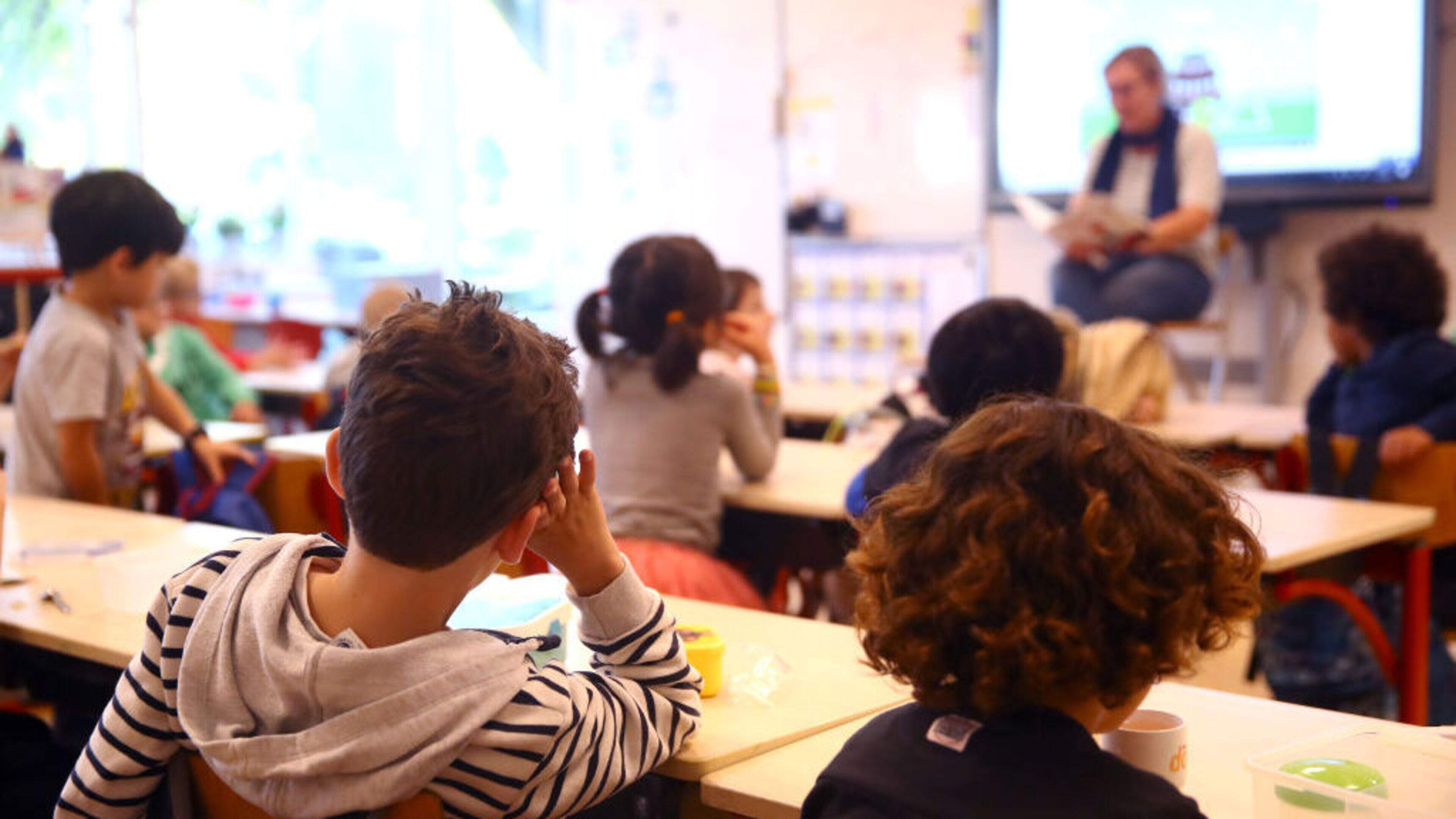 Gemeenten gaan strenger om met ouders die hun kind thuis les willen geven. Haarlem: ’100 procent moet naar school, we geven geen vrijstellingen meer’