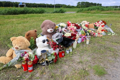 Knuffels en bloemen op plek waar jongen (14) uit Almere om het leven kwam