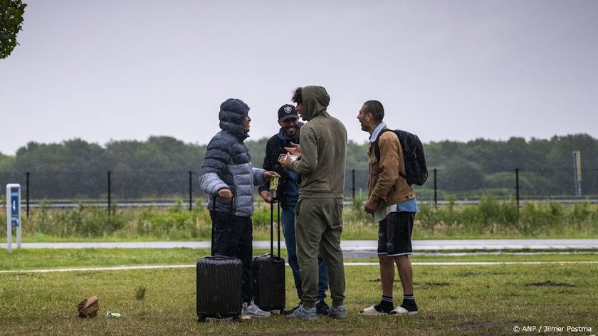 Rode Kruis plaatst extra tenten voor aanmeldcentrum Ter Apel
