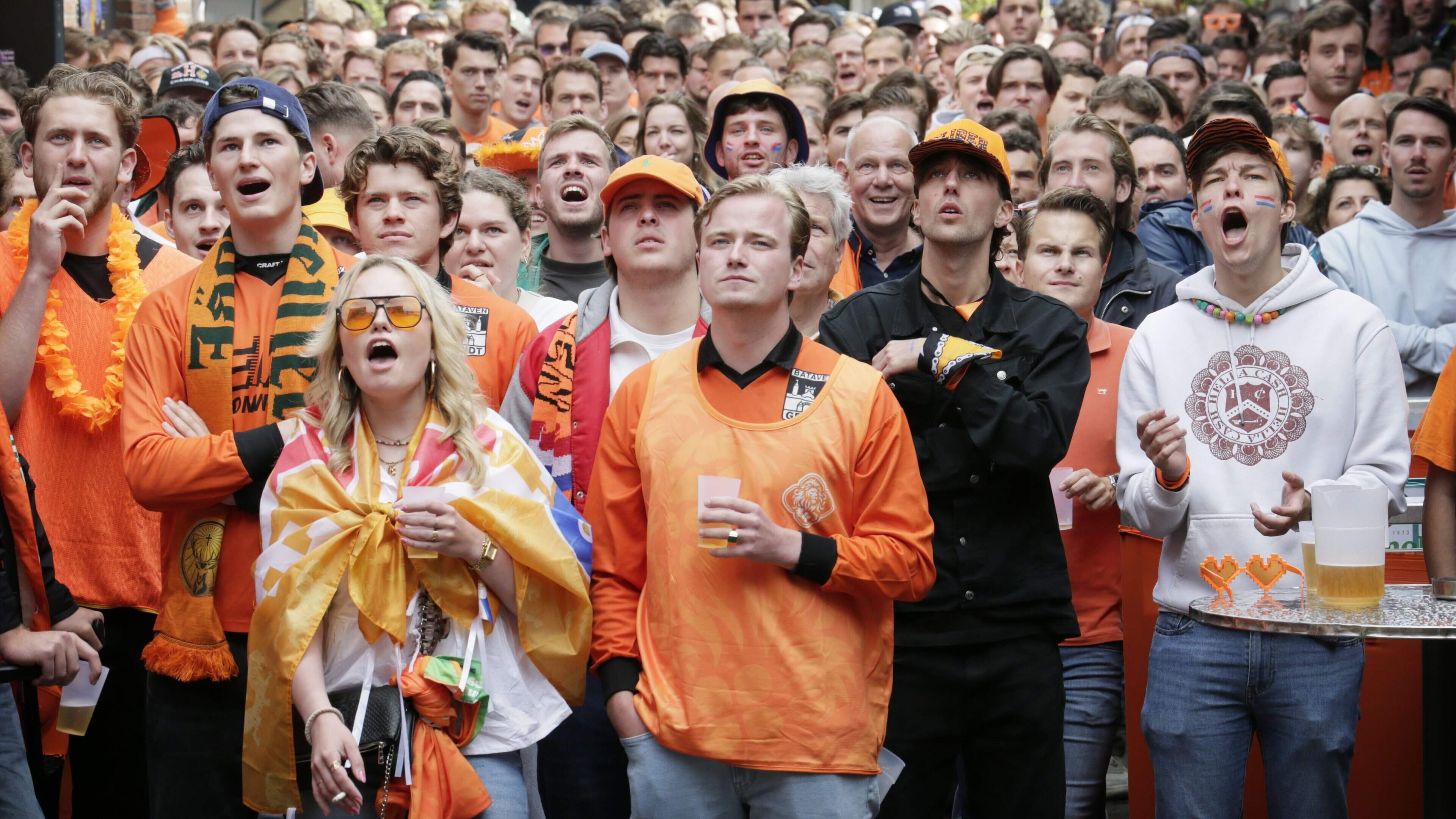 Oranje op groot scherm kijken peperduur terwijl het in België gratis kan: ’Wij zijn het braafste jongetje van de klas’