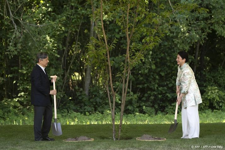 Japans keizerspaar plant kersenboom in Bloesempark