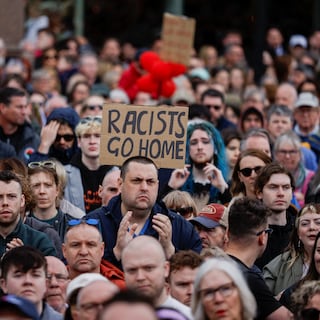 Duizenden protesteren in Belfast tegen racisme. ‘We maken ons echt zorgen, mensen leven nu in angst’
