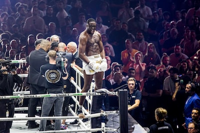Spectaculaire knock-out: Mory Kromah plant knie op het hoofd van tegenstander en verdedigt Glory-titel
