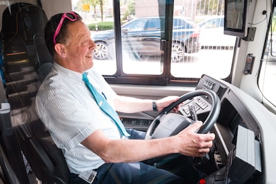 De bekendste buschauffeur van Twente is Marinus (58): ‘Laatst stond een volle bushalte mijn naam te roepen’