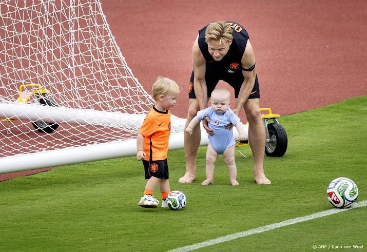 Internationals Oranje vermaken zich na training met hun kinderen