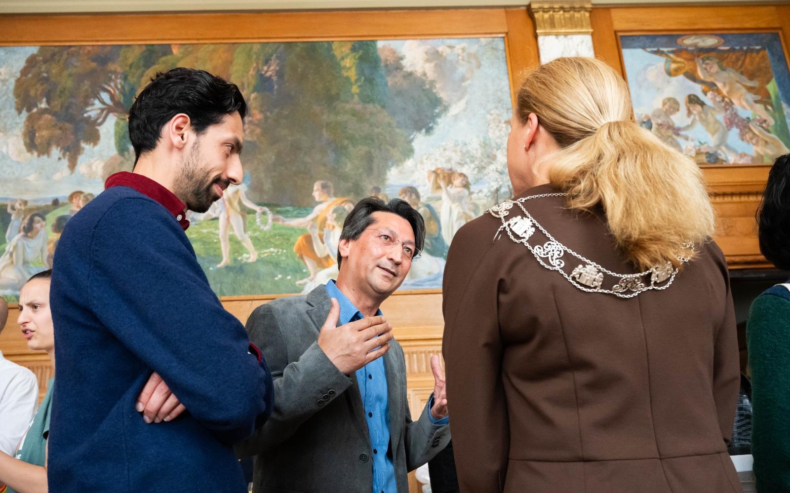 Groningse kunstenaar Ahmad (56) uitverkoren om burgemeester Aboutaleb te vereeuwigen. ‘Ik hoop dat ik zijn vaderlijke blik heb gevangen’