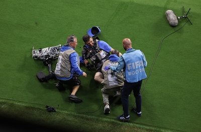 Pijnlijk moment voor cameraman: dokter het veld op na harde tackle ManCity-verdediger