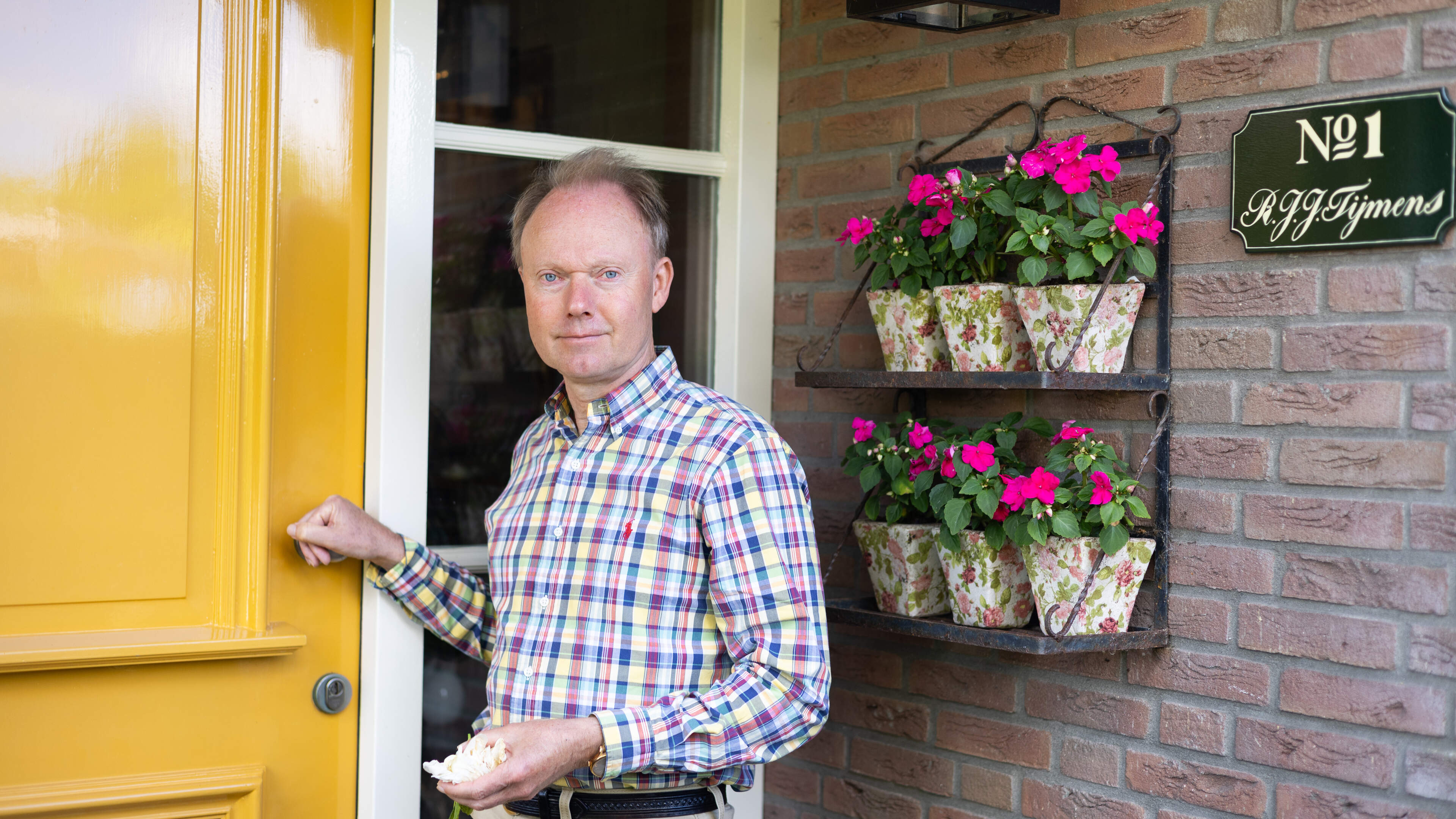 Ruben Tijmens geniet tussen zijn bijzondere erfstukken en serviesverzameling in Schermerhorn