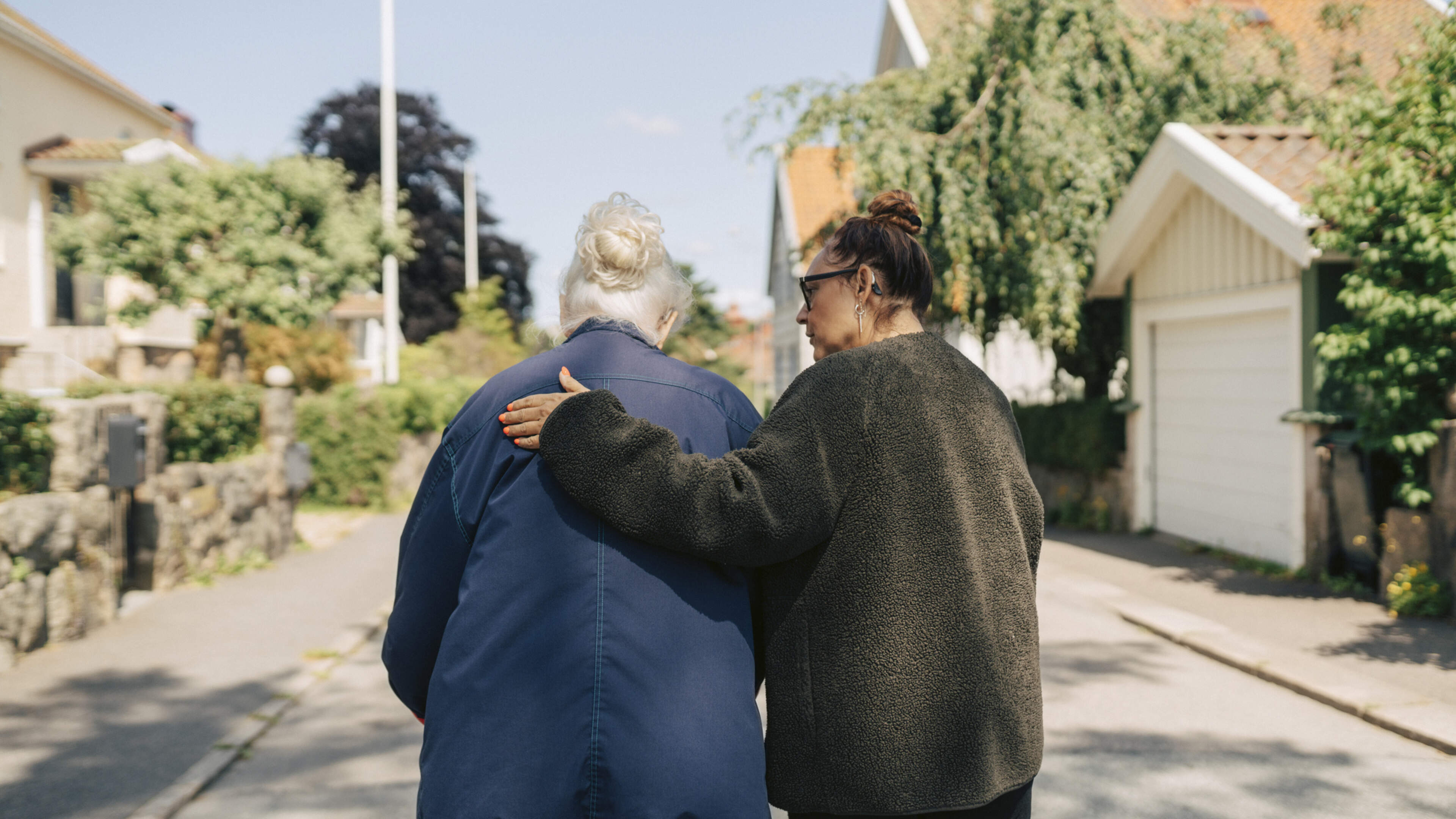 Overbelast door zorg voor je ouders? Zo voorkom je dat je zelf omvalt: ’Je rouwt om wie ze waren’