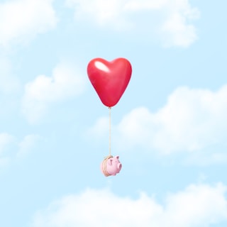 Geld in de liefde – moet het rollen of spaar je?