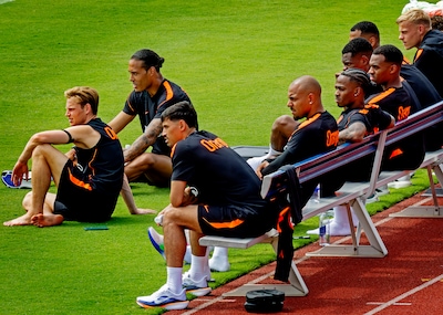 Koeman geeft spelers vrije dag: zo bereidt Oranje zich voor op duel met Zweden