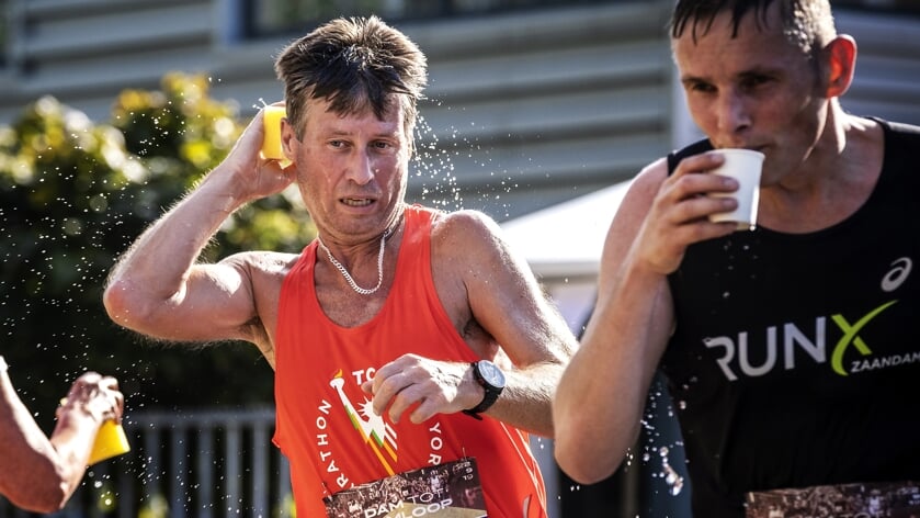 Vijf tips voor sporten bij zeer warm weer. ‘Is je urine licht en helder van kleur, dan zit je goed’