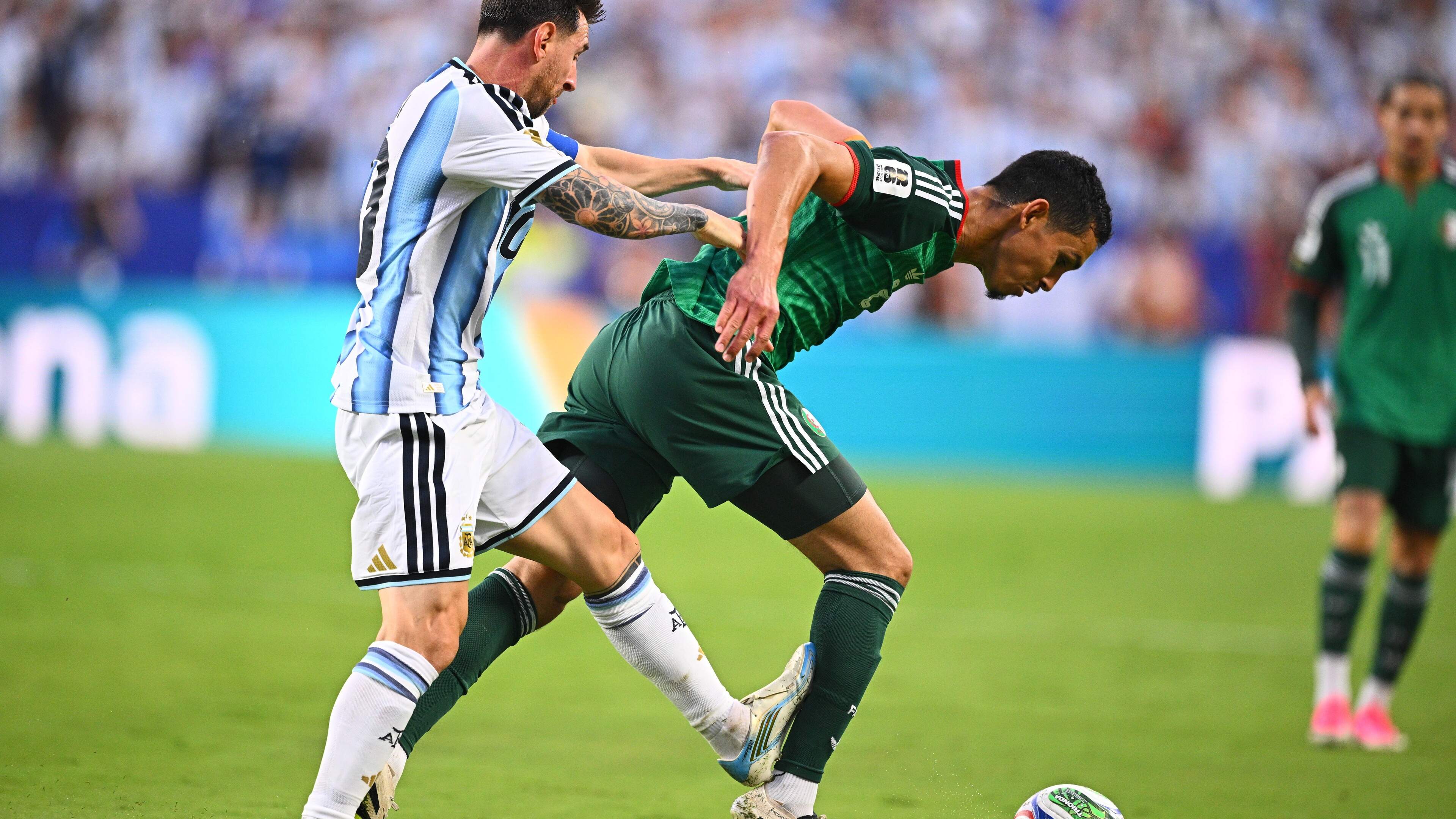 Algerije dient klacht in bij FIFA om roekeloze charge Lionel Messi: ’Verdiende volgens iedereen rood’