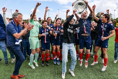 Trinitas Oisterwijk viert promotie naar tweede klasse na doelpuntenregen tegen Gestel: ‘Als je eerste kansen erin vliegen, kan het gek lopen’
