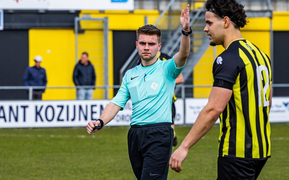 Let op scheidsrechterstalent Jody (20) uit Hoogezand. ‘Hij gaat het betaald voetbal halen’
