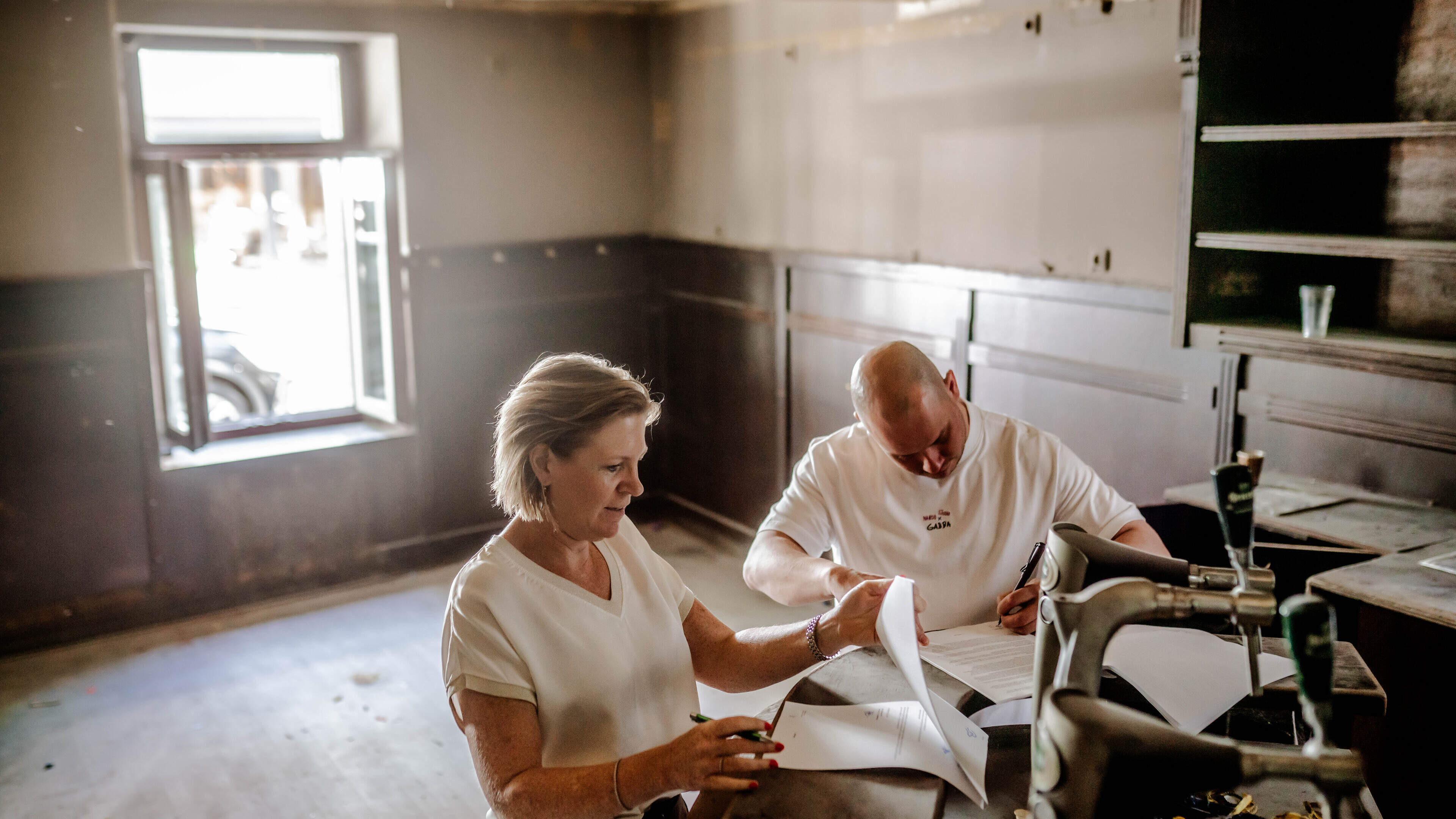 Jeroen (33) neemt na jaren leegstand iconisch café Bijsmans over, ‘iedere Heerlenaar komt zeker één keer kijken’