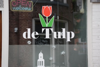 Coffeeshop onder vuur in hartje Zwolle: vijf kogelgaten in het raam